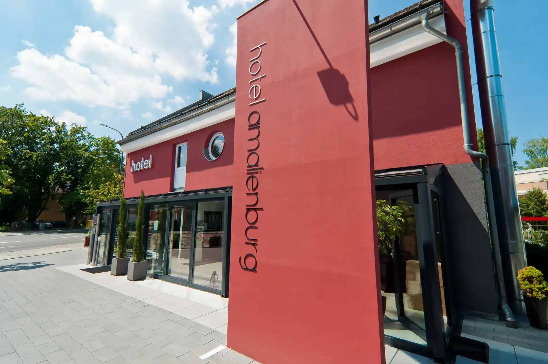Stele mit Schriftzug hotel amalienburg vor dem Eingangsbereich