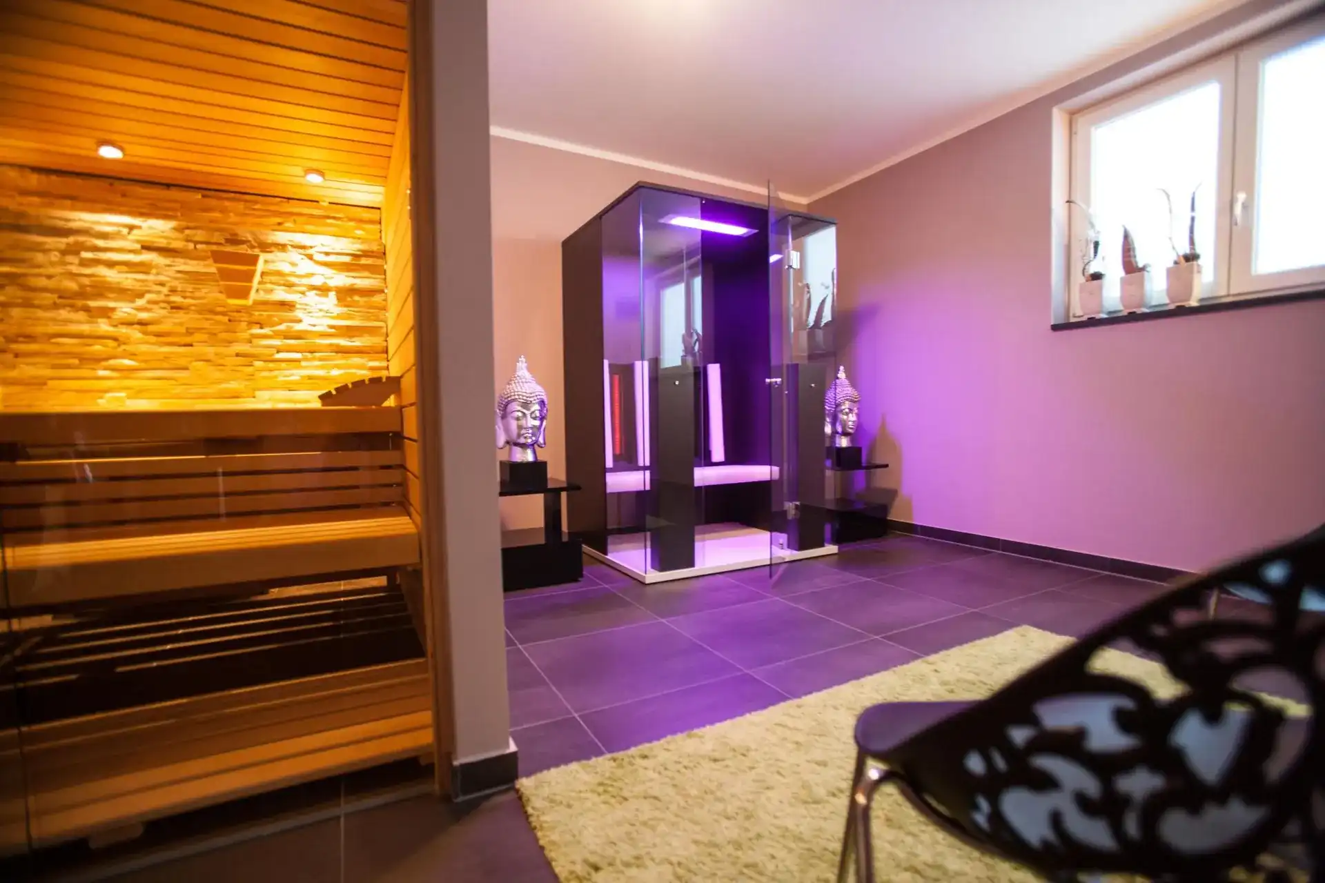 Infrarotkabine mit Farblicht und Sauna im Wellnessbereich