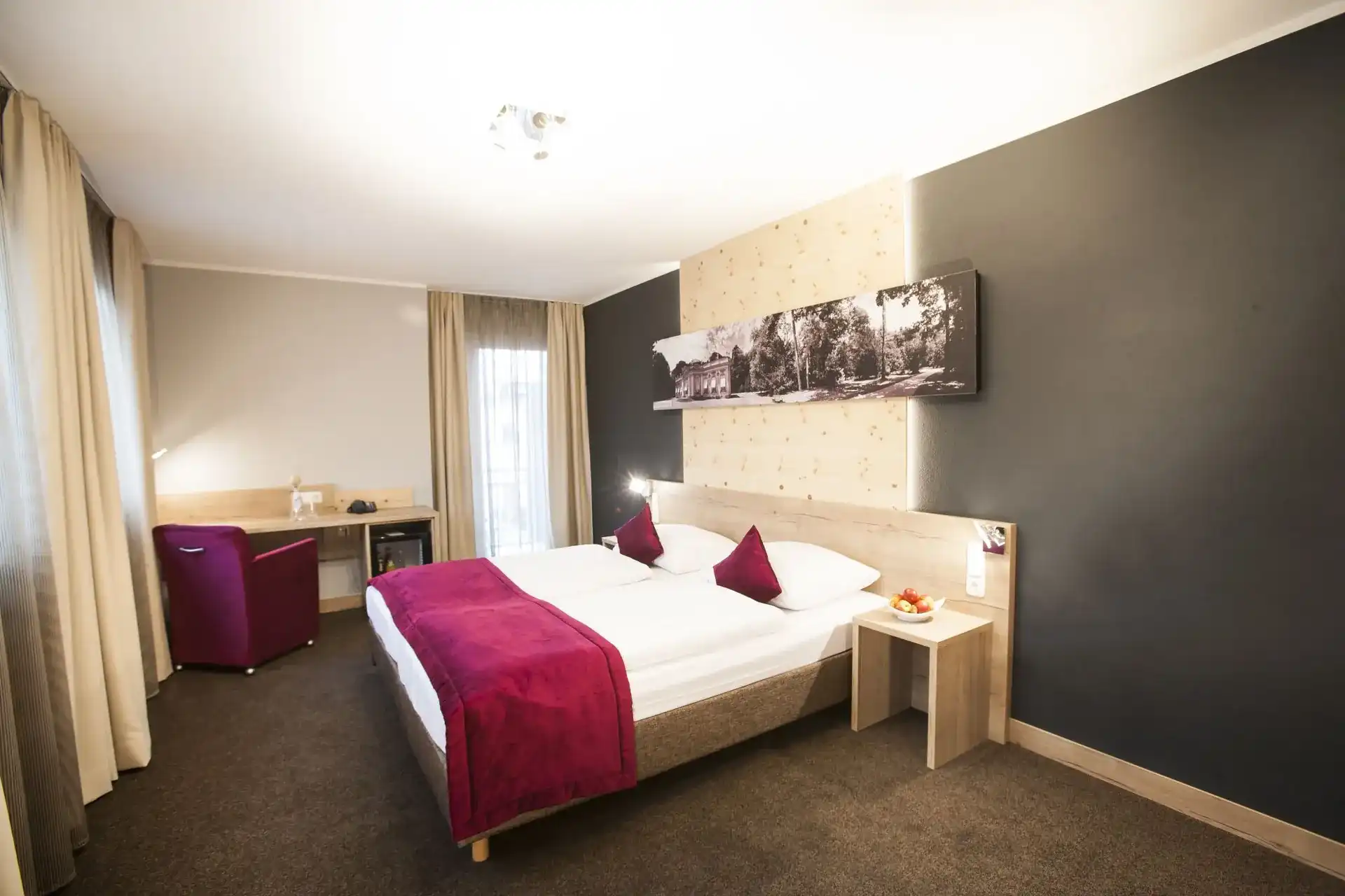 Großes Doppelzimmer mit Schreibtisch, Sessel und Zirbenholz-Kopfteil